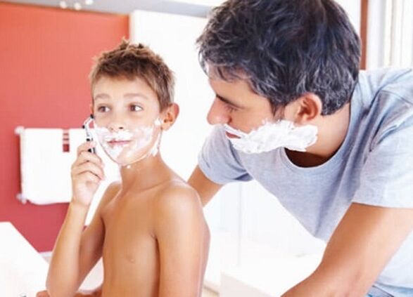 父亲教孩子刮胡子和增大阴茎