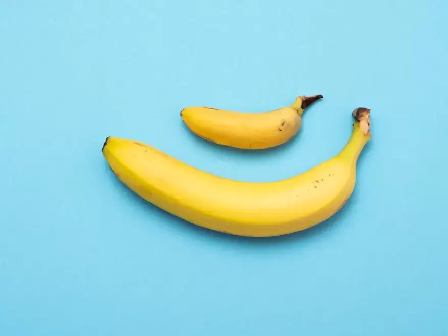 以香蕉为例，带有泵的小而大的阴茎